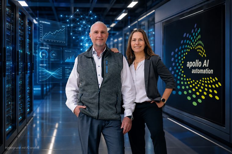 Volker Loibl und Melanie Reuß von apollo consulting im Rechenzentrum vor der Wand mit dem Logo apollo AI automation